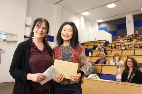 Tomoko Obata receives the joint audience prize from Dr Daniela Peluso.